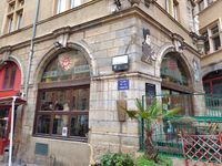 (2026) La plaque « Mémoire de Lyon » se trouve sous la plaque de la place de la Trinité, côté rue St-Georges.
