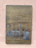 (2026) Plaque Village de Guignol : dans le Vieux Lyon, au cœur du quarter Saint Georges, la Place de la Trinité avec le café du Soleil offre une double perspective sur la montée du Gourguillon et la rue Saint-Georges. Elle sert traditionnellement de toile de fond aux castelets présentant les pièces de Guignol.